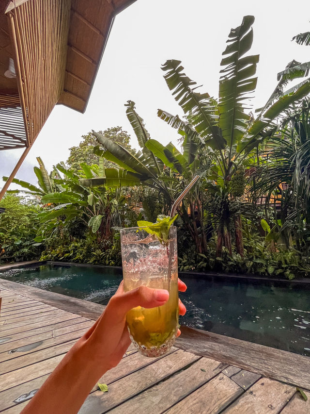 SiarWOW!!! Pool side sitch!!! 🌴☀️