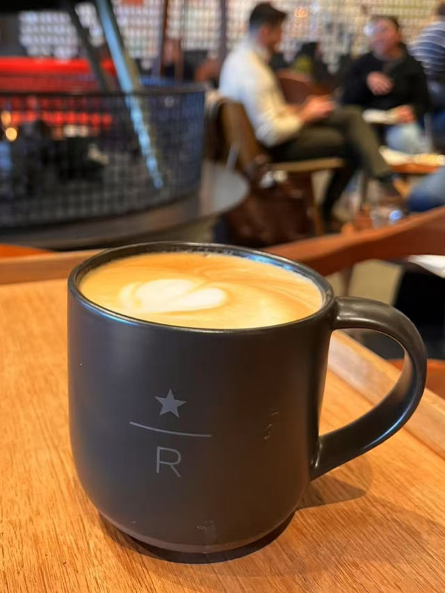Guangzhou’s Dreamiest Starbucks: Dipped in Tiffany Blue