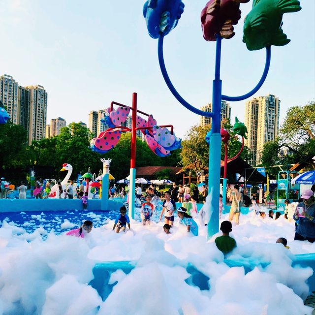 中國廣西南寧水上樂園：南寧麗紫歡樂水世界，夏日遊玩攻略