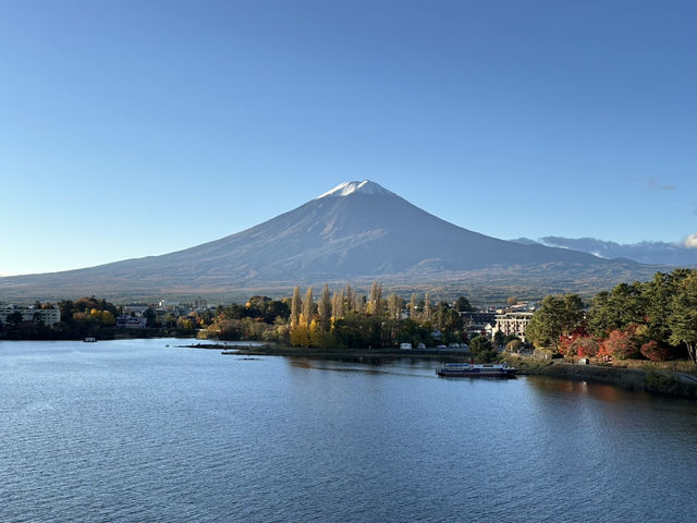 富士山。天空鳥居。楓葉