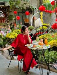 Quán cà phê trang trí Tết với khu vườn cùng hồ cá Koi siêu xinh ngay tại Tân Phú  