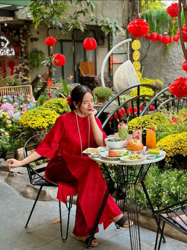 Quán cà phê trang trí Tết với khu vườn cùng hồ cá Koi siêu xinh ngay tại Tân Phú  