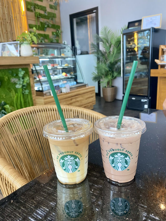  Starbucks บนเนิน วิวทะเล 200° สวยมาก! 🌊