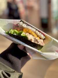 【大阪・関西空港】寿司職人が手がける、ワンハンドの“和”バーガー「Onigiri Burger 関西国際空港本店」