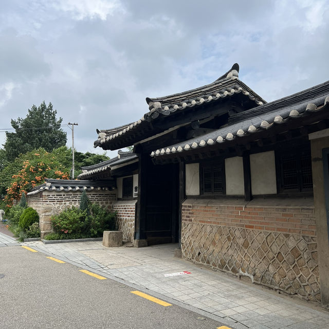 북촌길을 함께 걷고 인사동에서 기념품도 사고 함께해요