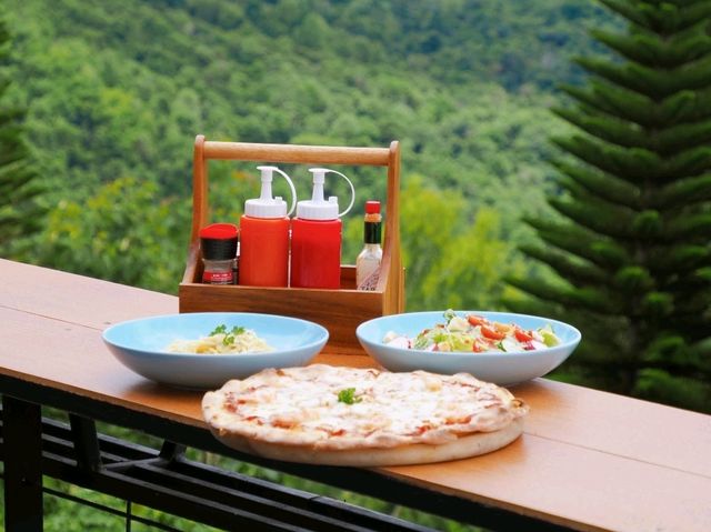 ร้านพิซซ่าท่ามกลางวิวภูเขา