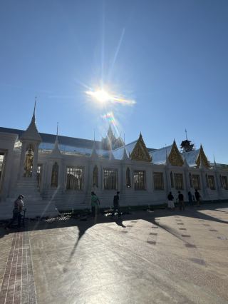 Wat Tha Sung: The Magnificent Glass Temple You Can't Miss!
