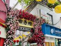 A Labyrinthine Alleyway Network of Artistic Discovery