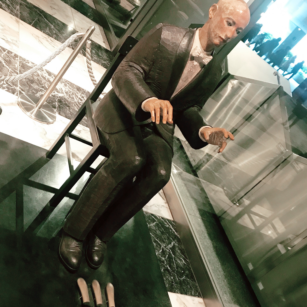 響きと静寂が交差するロビーに佇む“ピアニスト”— 舟越桂『水のソナタ