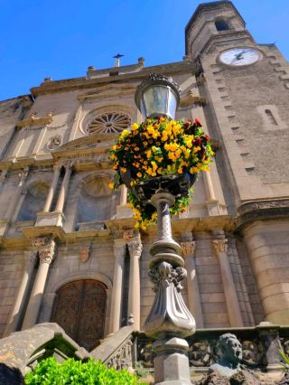 It is the capital of the Garoteza region. The medieval architecture of the town was destroyed by earthquakes in 1427 and 1428. Today, the city is characterized by its rich cultural and artistic life.