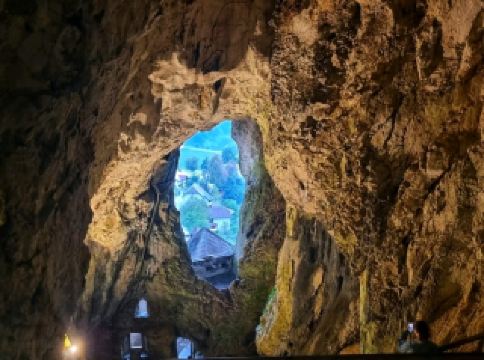 波斯托伊納洞穴與普雷德亞馬城堡－斯洛維尼亞的地下奇觀與童話堡壘