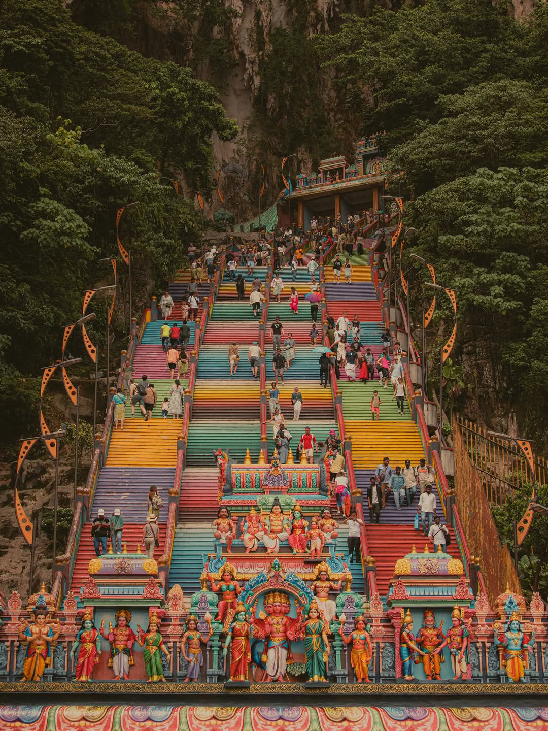 #mytraveldiary
Ikuti tur jalan kaki menyusuri jalanan Kuala Lumpur yang dinamis, tempat tradisi bertemu dengan modernitas. Mulailah di Lapangan Merdeka, yang kaya akan arsitektur kolonial, lalu lanjutkan ke Gedung Sultan Abdul Samad di dekatnya. Jelajahi Pasar Sentral untuk membeli karya seni dan suvenir lokal, lalu jelajahi gang-gang Pecinan yang semarak di sepanjang Jalan Petaling. Seberangi Sungai Kehidupan untuk menikmati pemandangan indah dan seni jalanan. Akhiri perjalanan Anda di Taman KLCC, tempat Menara Kembar Petronas bersinar siang dan malam.
Menjelajahi KL sungguh membuka mata. Setiap sudut mengungkap sisi kota yang berbeda — mulai dari landmark bersejarah hingga pasar yang ramai dan gedung pencakar langit modern. Rutenya mudah diikuti, dan transportasi umum dekat saat dibutuhkan. Saya menyukai perpaduan budaya, penduduk lokal yang ramah, dan spot foto yang tak ada habisnya. Cara yang luar biasa untuk melihat Kuala Lumpur yang sesungguhnya.