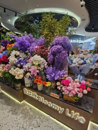 Наслаждайтесь медленным временем, любуясь цветами в помещении.