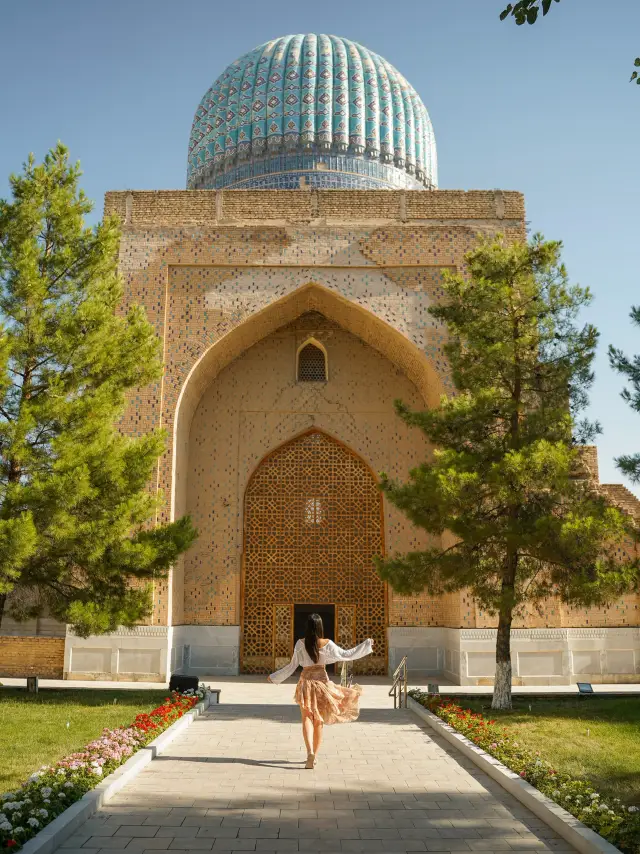 Uzbekistan | One of the top three attractions in Samarkand - a stunning mosque.