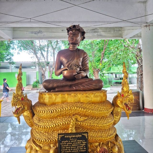 สักการะพระนาคปรกขนาดใหญ่ที่วัดแดงธรรรมชาติ