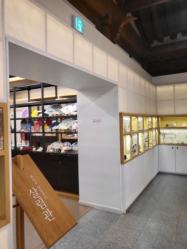 만추를 즐기는 전주한옥마을 작품 전시관