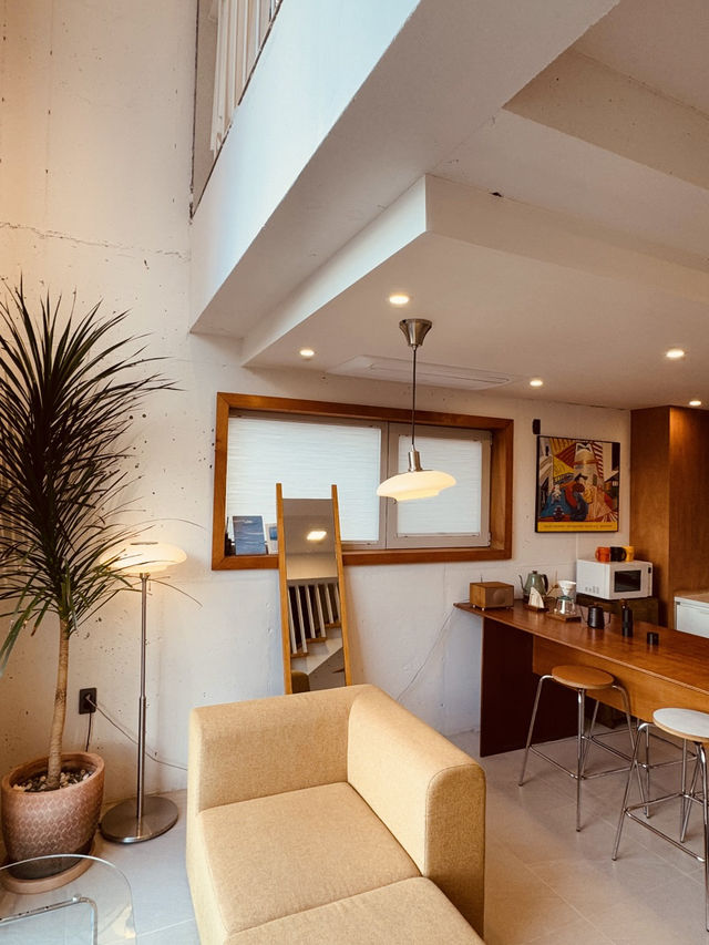 Charming, Modern and Well-Maintained Interiors Charming, Modern and Well-Maintained Interiors