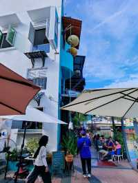 🥪☕🥦🌶️🍜🫛🥃🍗🥒🍛Savouring Local Delights at a Cozy Riverside Cafe in Malacca.