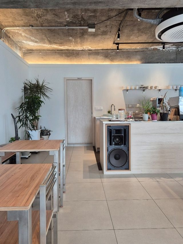 화이트우드 무드의 신상 감성카페 — 코클렌(Coclen) 화이트우드 무드의 신상 감성카페 — 코클렌(Coclen)