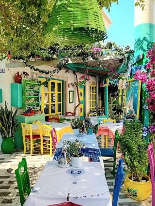 ระหว่างทริปเที่ยวเกาะคอส ฉันได้ใช้เวลาอยู่ที่มาสติชารี (Mastichari) และบอกตามตรงว่า… ฉันไม่คิดว่าจะชอบที่นี่มากขนาดนี้ ที่นี่เป็นหนึ่งในสถานที่ที่ให้ความรู้สึกสงบตั้งแต่ก้าวแรกที่มาถึง – ชายหาดยาว ลมพัดเบาๆ และบรรยากาศเงียบสงบที่ทำให้คุณรู้สึกผ่อนคลายโดยไม่ต้องพยายาม

เราเดินเล่นริมชายหาด ซื้อกาแฟ และนั่งดูคลื่นสักพัก ไม่มีอะไรซับซ้อน แค่ความสงบสุข

พอเวลาผ่านไป ที่นี่ก็ยิ่งดีขึ้นเรื่อยๆ พระอาทิตย์ตกที่นี่สวยงามมาก – ท้องฟ้าเหนือทะเลอีเจียนกลายเป็นสีส้มสดใส และร้านอาหารต่างๆ ก็เริ่มเสิร์ฟอาหารที่ส่งกลิ่นหอมชวนน่ารับประทาน ปลาสดๆ จากทะเลนั้นอร่อยเป็นพิเศษ

ถ้าคุณมาเที่ยวเกาะคอสและอยากพักผ่อนจากสถานที่ที่วุ่นวาย มาสติชารี (Mastichari) คือที่ที่เหมาะมากสำหรับการพักผ่อนสักสองสามชั่วโมง หรือแม้แต่ทั้งวัน เดินทางไปง่ายมาก และท่าเรือก็เป็นฐานที่ดีหากคุณคิดจะไปเที่ยวเกาะคาลิมนอส (Kalymnos) ต่อ

เงียบสงบ ลมพัดเบาๆ และเป็นกันเอง – นั่นแหละคือมาสติชารี (Mastichari) อยากกลับไปอีกแน่นอน #ท่องเที่ยว #มาสติชารี #ทริปคู่รัก