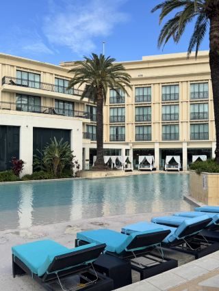 팔라초 베르사체 수영장과 조식