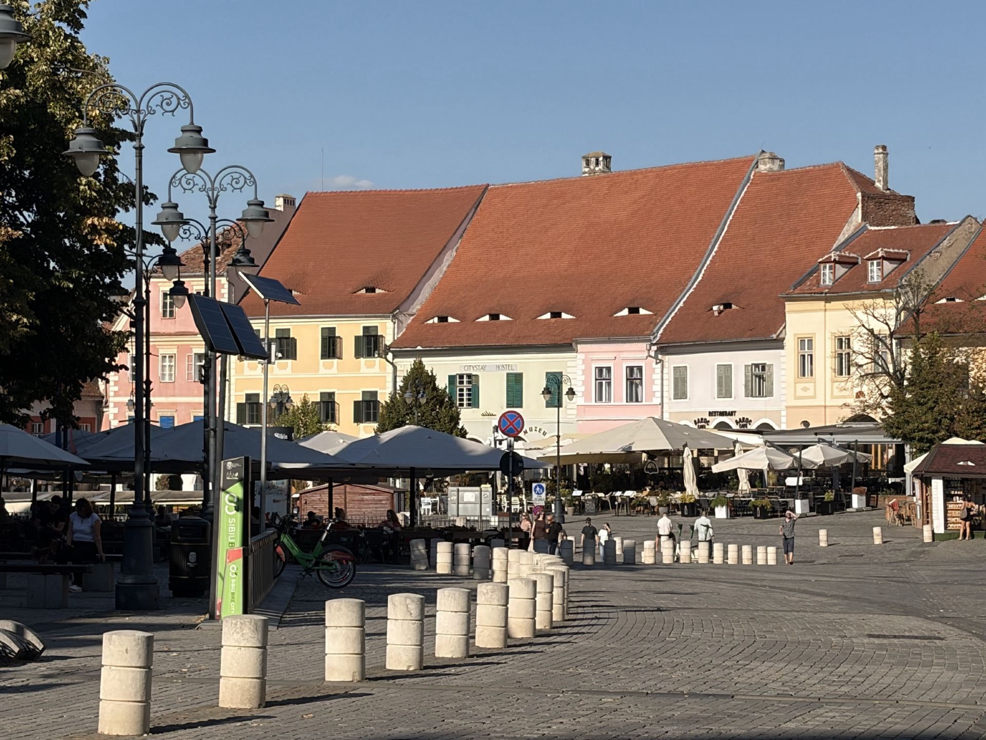 Dạo bước qua khu phố cổ Sibiu: Những mái nhà được trang trí bằng "con mắt", và một cây cầu được thiết kế đặc biệt để bắt những kẻ nói dối!