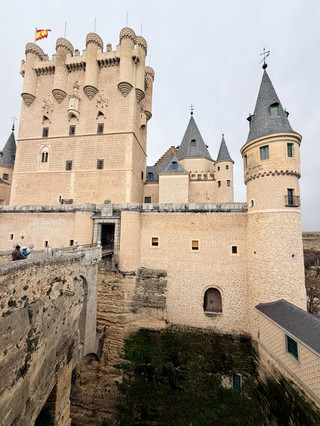 🇪🇸The Alcázar Castle, the inspiration for Disney's iconic castle, is a must-visit photo spot in Segovia 🏰