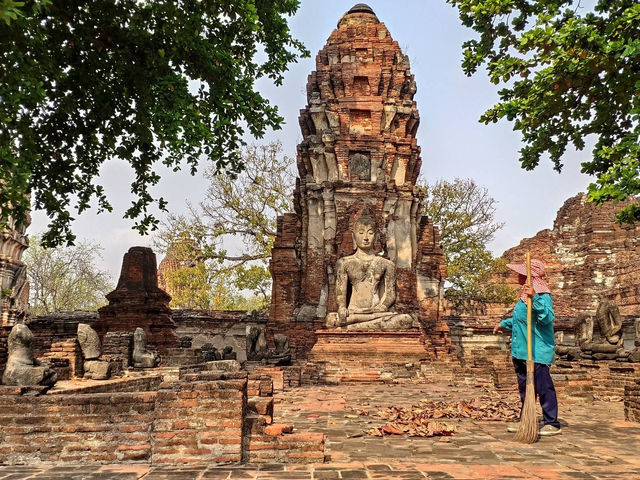 🌍 Explore the Ancient Wonders of Ayutthaya! 🏛️