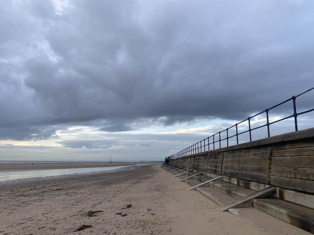 🌊 Crosby Beach Tranquil Retreat 🌅