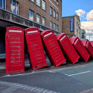 🇬🇧 British creative installation art! The "domino effect" of red telephone booths📞