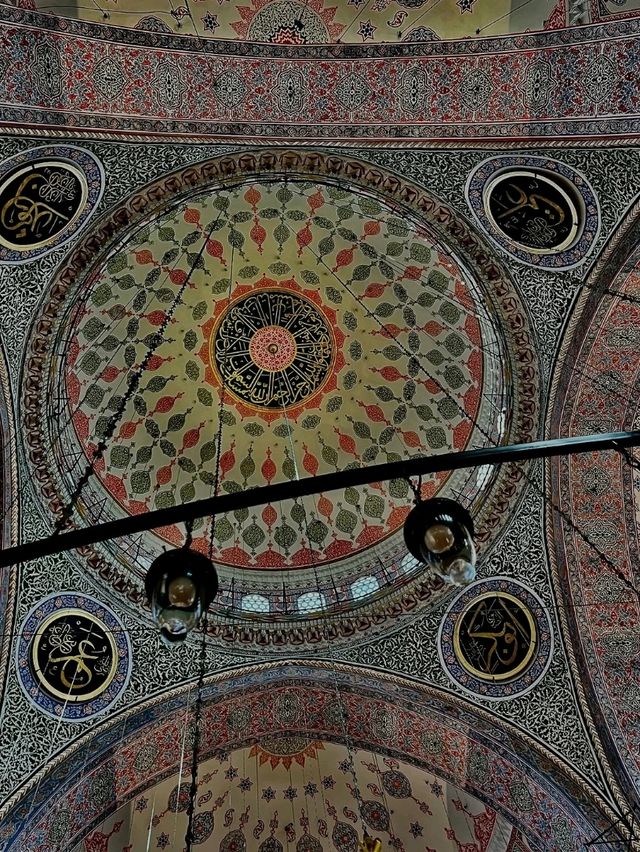 🕌✨“Grace by the Golden Horn: A Peaceful Pause at Yeni Camii”✨🕌
