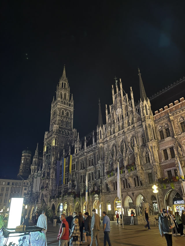 Night Munich: Illuminated Squares & Bavarian Vibes 🌙🏛️🍺