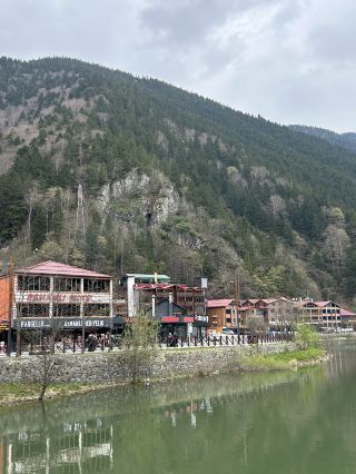 บรรยากาศเงียบสงบและงดงามที่อูซุงกึล (Uzungöl) แทรบซอน (Trabzon) 。