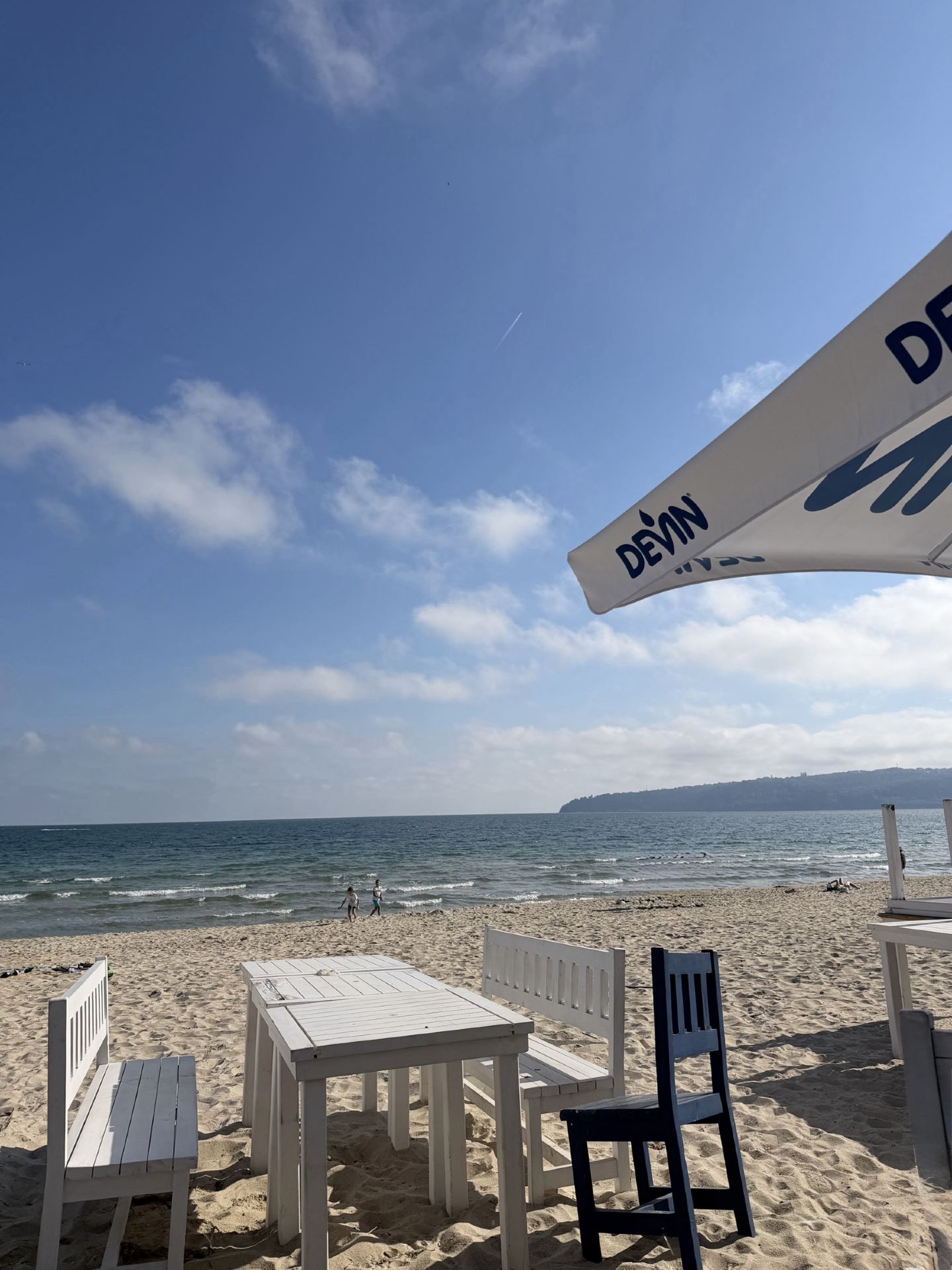 Liburan Akhir Pekan: Suasana Pantai Varna & Pengalaman Makanan Laut Murah Meriah 🌊🦐

Saya menghabiskan akhir pekan santai selama 3 hari di Varna, permata Laut Hitam yang sempurna jika Anda hanya menginginkan pasir, laut, dan makanan yang benar-benar enak (tanpa dompet Anda menjerit). Berikut cara memaksimalkan faktor relaksasi Anda:

Tempat-tempat Terbaik untuk Dikunjungi di Varna

1. Pantai Varna (Бул. Приморски, buka sepanjang waktu!)
Mulailah setiap hari dengan berjalan-jalan saat matahari terbit – pantainya sangat bersih, jauh lebih sepi daripada yang Anda duga, dan dipenuhi bar pantai untuk menikmati kopi es murah setelah berjalan-jalan.

2. Taman Laut (Приморски парк, selalu buka)
Habiskan sore hari menjelajahi taman rindang ini tepat di sebelah laut. Ada tempat-tempat santai yang epik, fasilitas gratis seperti pusat kebugaran luar ruangan dan instalasi seni, serta pemandangan laut yang menakjubkan.

3. Pasar Ikan Pusat (Базар Варна, ул. Драгоман 45, buka 7:00–18:00)
Makanan laut di sini *sangat* segar dan jauh lebih murah daripada di Eropa Barat! Cobalah sarden panggang atau kerang laut hitam di salah satu kios kecil – atau cukup beli bekal piknik untuk dinikmati di pantai.

4. Katedral Dormisi Bunda Maria (Площад Света Богородица 1, 7:30–18:00)
Mampirlah untuk menikmati budaya sejenak di antara camilan dan semilir angin laut.

Tips Penting Perjalanan ke Varna

· Transportasi: Gunakan jalan setapak di tepi pantai untuk berjalan kaki ke mana-mana. Bus lokal dapat diandalkan dan harganya di bawah €1 per perjalanan. Tidak perlu mobil, dijamin!

· Rekomendasi Makanan: Lewati pelabuhan yang ramai wisatawan – kunjungi warung-warung di tepi pantai untuk menikmati cumi bakar, ikan teri goreng, atau tarator (sup yogurt-mentimun dingin) yang wajib dicoba.

· Uang: Bawa uang tunai untuk berbelanja di pasar, tetapi kartu dapat digunakan hampir di semua tempat lain.

Tips Cuaca: Bahkan di awal musim semi atau akhir musim gugur, pagi dan sore hari bisa berangin – bawalah jaket tipis!

#VarnaWeekend #BlackSeaBeaches #SeafoodHunt #TravelCheap #EastEuropeEats

