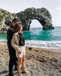 Nature's Majestic Display at Durdle Door: Awe-Inspiring Views Await in the UK's Natural Wonder! 🌊🌿📸