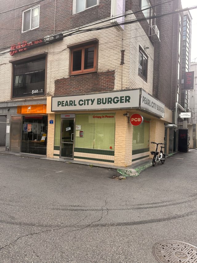 Life changing chicken burgers in Seoul 🍔 🥤
