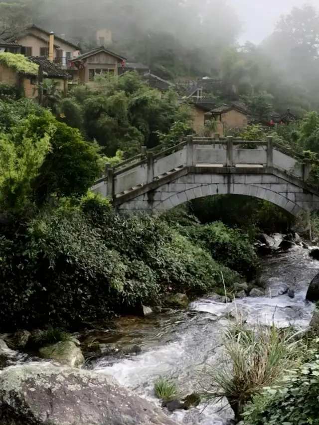 The ancient village of Jing, hidden for a hundred years, is simple and quiet