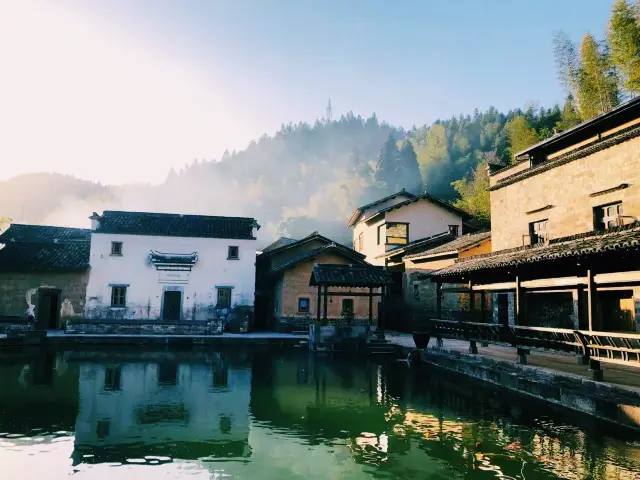 The peach blossoms are still laughing in the spring breeze, Xidi Village is the ancestral home of the Hu family, the first article of the surname culture