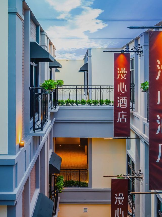 🌟 Qingdao's Top Hotel Havens: Views, Brews & Unique Stays! 🏨✨