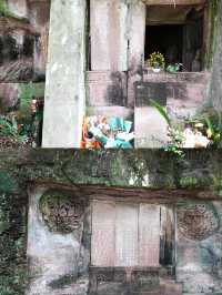 樂至報國寺一-佛在石中