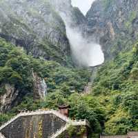 下著大雨的天門山