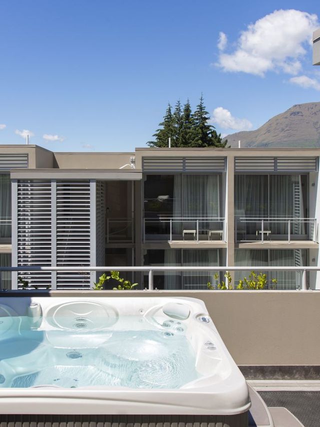 🏔️ Queenstown's Cozy Gem: Highview Apartments 🌟