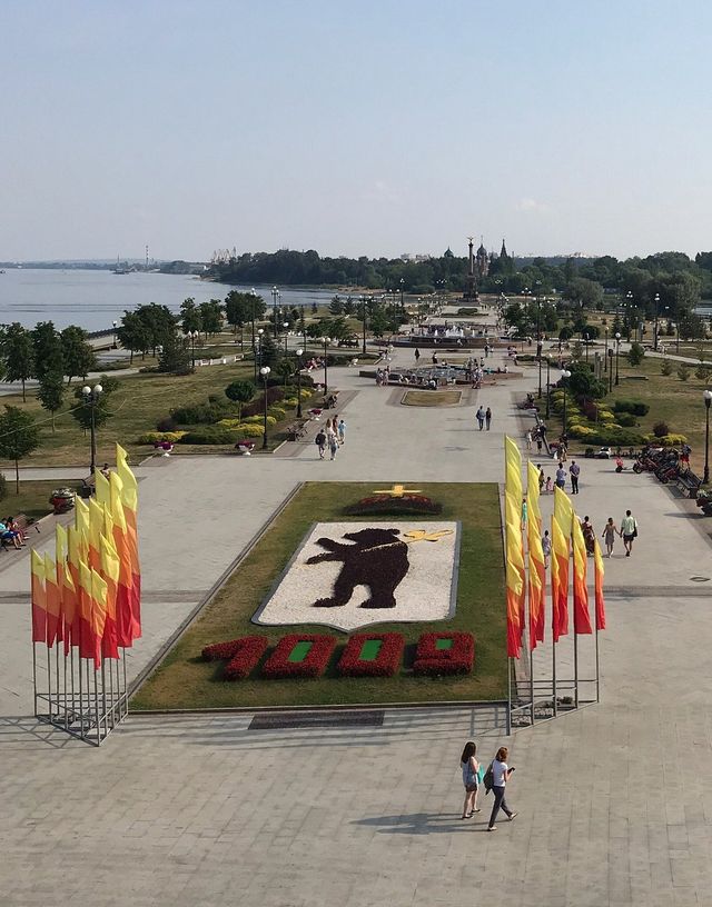 沿著雅羅斯拉夫伏爾加河岸堤漫步，享受夏日清涼之旅。