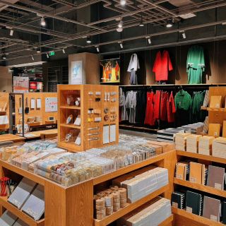 ショッピングは人々を幸せにする |私は彼らの服やキャンバスシューズを履くのが好きです、とても快適です