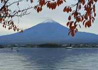 富士山，日本的標誌性景觀，是一座令人敬畏和嚮往的神聖之山。