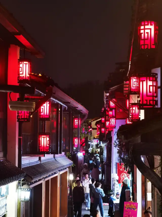 Xiaohe Zhijie, Hangzhou | A hidden old street in the bustling city.