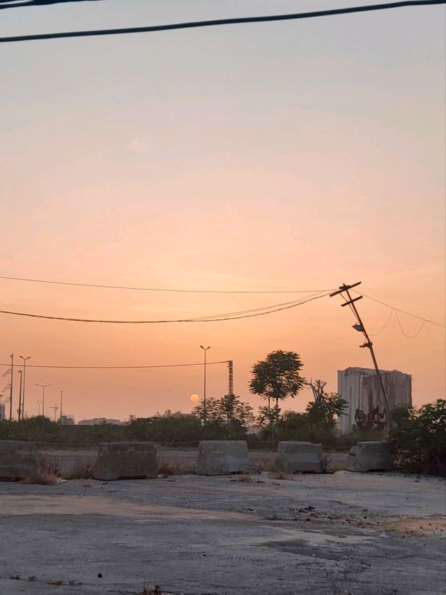 Beirut: A Walk Through History Amidst the Ruins 🏙️💔