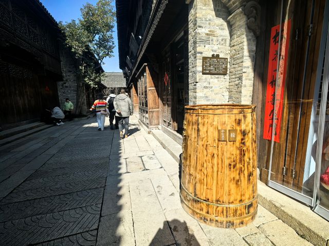 景點地址：浙江省海寧市鹽官古鎮 交通攻略：可以火車到海寧後搭地鐵，地鐵口有直接到景區門口的巴士，自