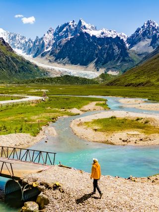 Explore Yoxung Glacier in Nagqu, Tibet, and meet a Tibetan family.