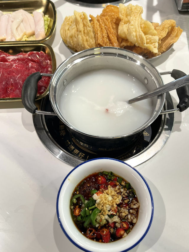 粥底是靈魂，牛肉是頭牌 💕  中山的粥底火鍋果然遙遙領先！
